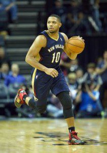 MEMPHIS, TN - NOVEMBER 06: Eric Gordon #10 of the New Orleans Pelicans dribbles the ball during the NBA game against the Memphis Grizzlies at FedExForum on November 6, 2013 in Memphis, Tennessee. NOTE TO USER: User expressly acknowledges and agrees that, by downloading and or using this Photograph, user is consenting to the terms and condition of the Getty Images License Agreement. (Photo by Andy Lyons/Getty Images)